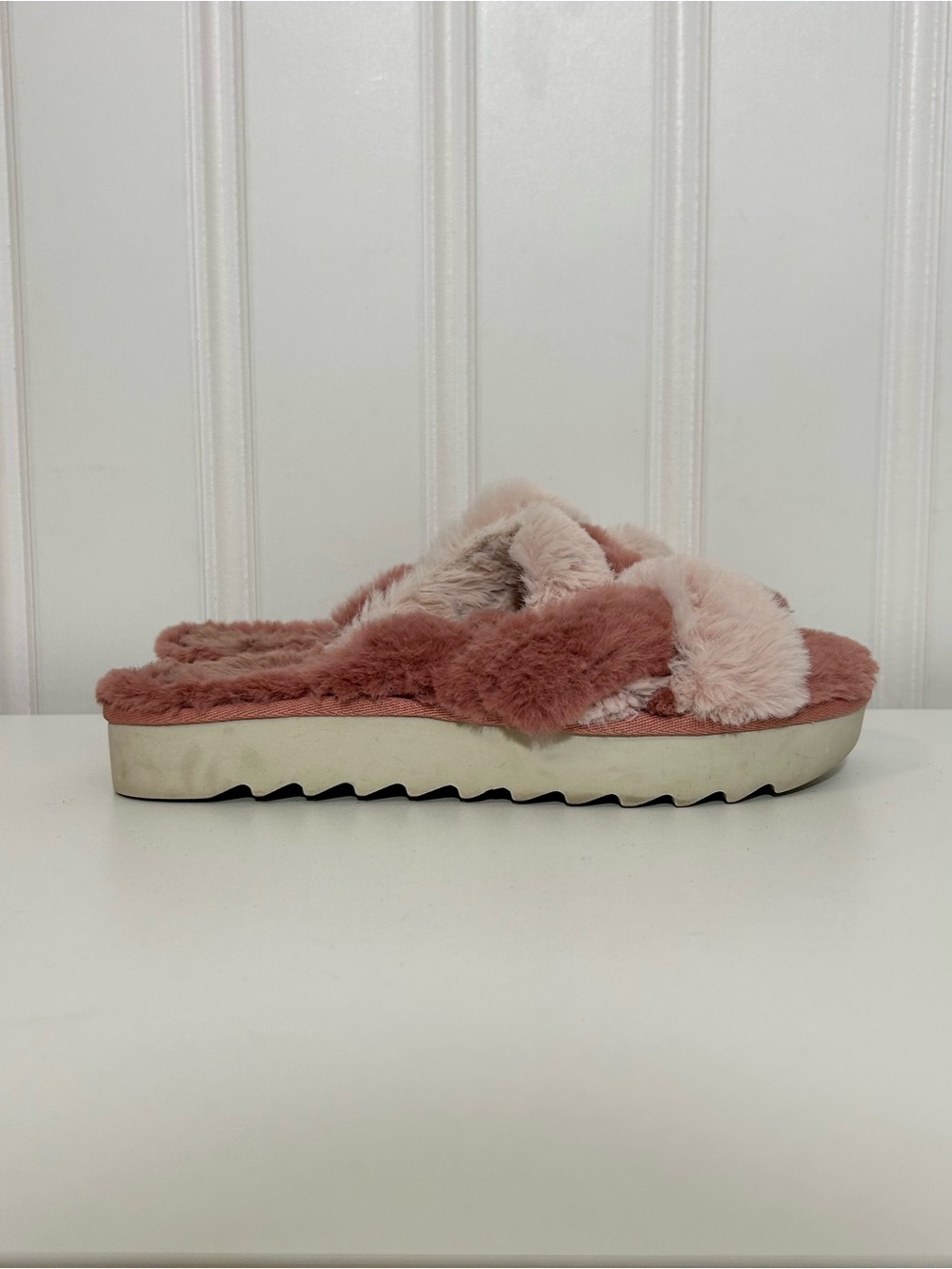 Koolaburra by Ugg pink Faux Fur Crossband Slide Sandals women’s 6
